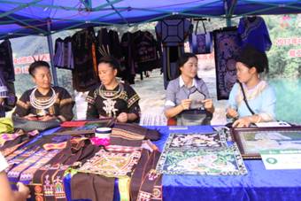 貴州荔波 繡娘巧手舞動(dòng)民族文化，旗袍大賽展現(xiàn)匠心傳承